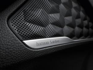 1- TM_20FL_ME_GEN_FEATURE_HARMAN_KARDON_AUDIO_SYSTEM_CMYK