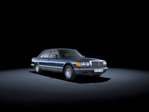 Mercedes-Benz S-Klasse Limousine der Baureihe 126 (1979 bis 1992). Studioaufnahme (Ansicht von rechts vorne) eines Mercedes-Benz 500 SEL, Baujahr 1982. (Fotosignatur der Mercedes-Benz Archive: 17C752_041)   126 model series Mercedes-Benz S-Class Saloon (1979 to 1992). Studio photo (front view, right) of a Mercedes-Benz 500 SEL produced in 1982. (Photo signature in the Mercedes-Benz archive: 17C752_041)