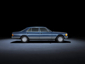 Mercedes-Benz S-Klasse Limousine der Baureihe 126 (1979 bis 1992). Studioaufnahme (Seitenansicht rechts) eines Mercedes-Benz 500 SEL, Baujahr 1982. (Fotosignatur der Mercedes-Benz Archive: 17C752_039)   126 model series Mercedes-Benz S-Class Saloon (1979 to 1992). Studio photo (side view, right) of a Mercedes-Benz 500 SEL produced in 1982. (Photo signature in the Mercedes-Benz archive: 17C752_039)