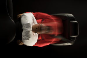 Luftpolster im Lenkrad: Als Ergänzung zum Sicherheitsgurt fängt der Airbag beim Frontalcrash Kopf und Oberkörper auf und kann schwere Verletzungen mindern. Foto aus dem Jahr 2005. (Fotosignatur der Mercedes-Benz Archive: 05c4102_02)    Airbag in the steering wheel: The airbag supplements the seat belt by cushioning the occupant’s head and upper body in the event of a head-on impact in order to help prevent serious injury. Photo from 2005. (Photo signature in the Mercedes-Benz archive: 05c4102_02)