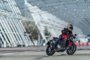 4- MY21_DUCATI_MONSTER_PLUS_AMBIENCE _46__UC214584_High