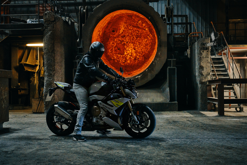 4- P90407542_highRes_the-new-bmw-s-1000-r