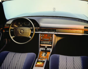 Schutz auch für den Beifahrer: 1987 präsentiert Mercedes-Benz den Beifahrerairbag als Sonderausstattu ng der S-Klasse der Baureihe 126. Verfügbar ist das Sicherheitssystem ab Februar 1988. (Fotosignatur der Mercedes-Benz Archive: 87F319)    Added protection for the front passenger: In 1987, Mercedes-Benz presented the front passenger airbag as an optional extra for the 126 model series S-Class. The safety system has been available since February 1988. (Photo signature in the Mercedes-Benz archive: 87F319)