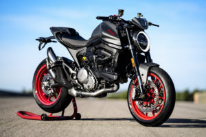 6- MY21_DUCATI_MONSTER_PLUS_AMBIENCE _4__UC214574_High
