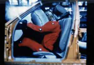 Phasenfoto der Funktionsweise von Fahrerairbag und Gurtstraffer, 1981. Die Systeme erleben ihre Weltpremiere in der Mercedes-Benz S-Klasse der Baureihe 126. Die ersten Fahrzeuge werden bereits im Dezember 1980 ausgeliefert. Im Februar 1981 stellt die Marke die Systeme auf der Amsterdam International Motor Show vor. (Fotosignatur der Mercedes-Benz Archive: CL0628)    Sequence showing the functioning of steering-wheel airbag and seat belt tensioner in 1981. The systems enjoyed their world premiere in the Mercedes-Benz S-Class of the 126 model series. The first vehicles were delivered to customers in December 1980. The brand showcased the systems at the Amsterdam International Motor Show in February 1981. (Photo signature in the Mercedes-Benz archive: CL0628)
