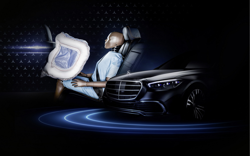 In der 2020 vorgestellten Mercedes-Benz S-Klasse der Baureihe 223 feiert der neuartige Frontalairbag für Fondpassagiere seine Weltpremiere. (Fotosignatur der Mercedes-Benz Archive: 20C0394_001) In the 2020 Mercedes-Benz S-Class of the 223 model series, the revolutionary frontal airbag for rear passengers celebrates its world premiere. (Photo signature in the Mercedes-Benz archive: 20C0394_001)