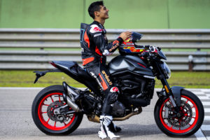 8- MY21_DUCATI_MONSTER_PLUS_AMBIENCE _27__UC214601_High