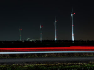 Windräder BMW Group Werk Leipzig bei Nacht