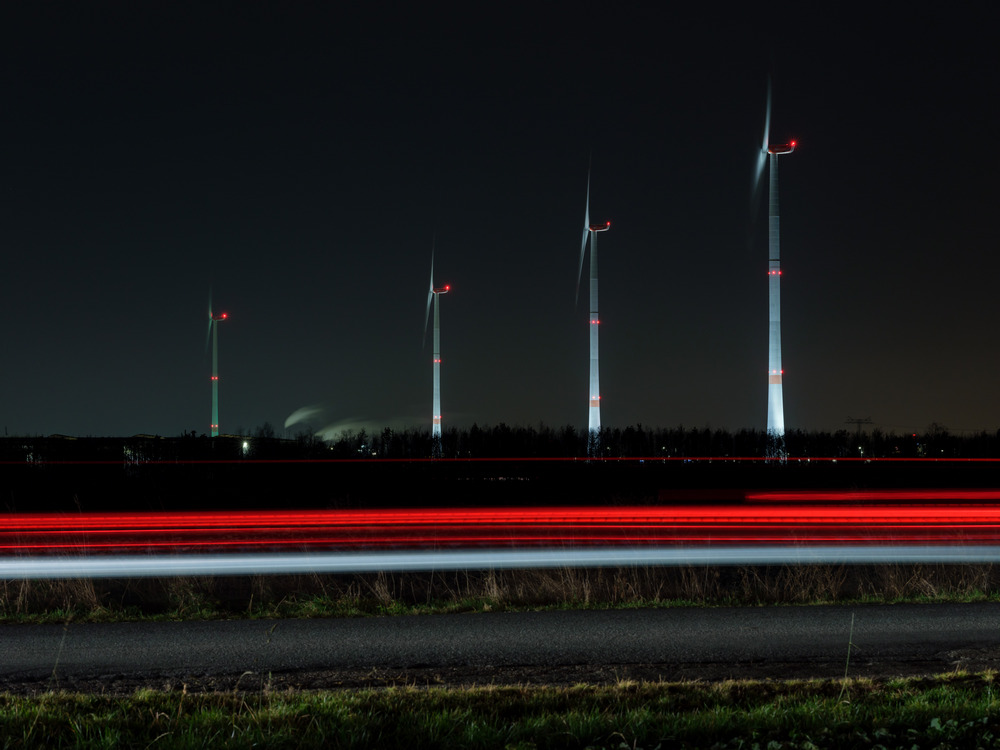 Windräder BMW Group Werk Leipzig bei Nacht
