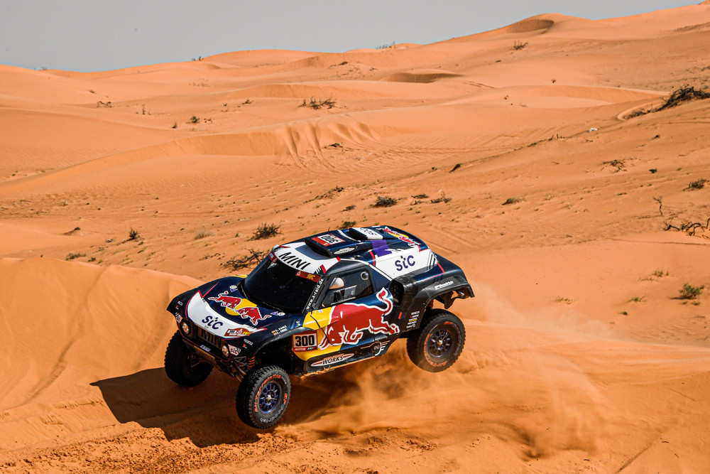 Carlos Sainz and Lucas Cruz in the Mini Buggy of the X-Raid Mini JCW Team races during the 6th stage of the Dakar 2021 between Buraydah and Haâil, in Saudi Arabia on January 8, 2021. // Eric Vargiolu / DPPI / Red Bull Content Pool // SI202101080220 // Usage for editorial use only //