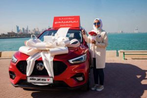 1 - الفائزة نادية العنزي مع مركبتها الجديدة MG ZST للعام 2021.
