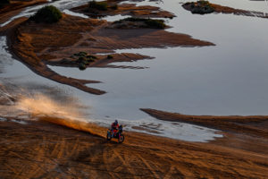 Sam Sunderland on his KTM of the Red Bull KTM Factory Team races during the 9th stage of the Dakar 2021 between Neom and Neom, in Saudi Arabia on January 12, 2021. // Eric Vargiolu / DPPI / Red Bull Content Pool // SI202101120131 // Usage for editorial use only //