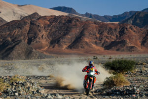 Sam Sunderland of the Red Bull KTM Factory Team during the 11th stage of the Dakar 2021 between Al-âUla and Yanbu, in Saudi Arabia on January 14, 2021. // Eric Vargiolu / DPPI / Red Bull Content Pool // SI202101140089 // Usage for editorial use only //