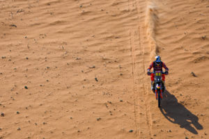 Toby Price on his KTM of the Red Bull KTM Factory Team races during the 6th stage of the Dakar 2021 between Buraydah and Haâil, in Saudi Arabia on January 8, 2021. // Eric Vargiolu / DPPI / Red Bull Content Pool // SI202101080207 // Usage for editorial use only //