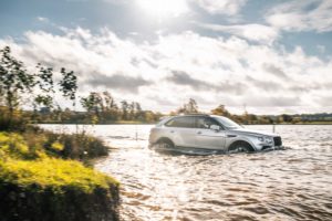 على الطرق الوعرة Bentley Bentayga V8 - الصورة 2