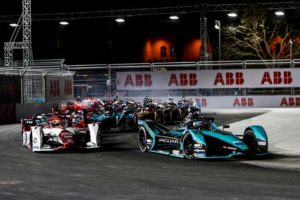 Sam Bird (GBR) Panasonic Jaguar Racing, Jaguar I-Type 5, leads Sergio Sette Camara (BRA) Dragon Penske Autosport, Penske EV-4, Oliver Turvey (GBR) NIO 333, NIO 333 001, Tom Blomqvist (GBR) NIO 333, NIO 333 001, and the remainder of the field on the opening lap