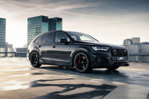 3 ABT_SQ7_TFSI_wide_body_front_diagonally_GR_wheel_glossy_black
