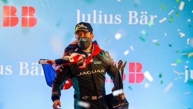 Race Winner Sam Bird (GBR) Panasonic Jaguar Racing celebrates on the podium with the trophy