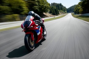 1 2021-CBR600RR_location-with-Rider_0021_L