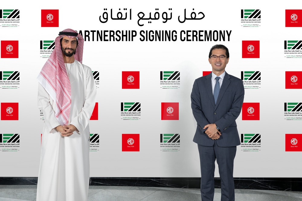 1 - Mohamed Ali Khalfan Al Dhaheri, MD of Inter Emirates Motors and Tom Lee, MD of MG Motors Middle East