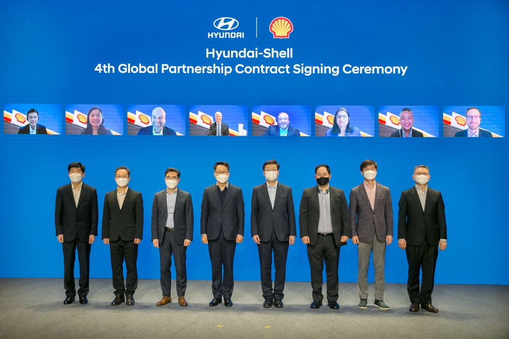1 Photo at the event (4th from left, Un Soo Kim, EVP)