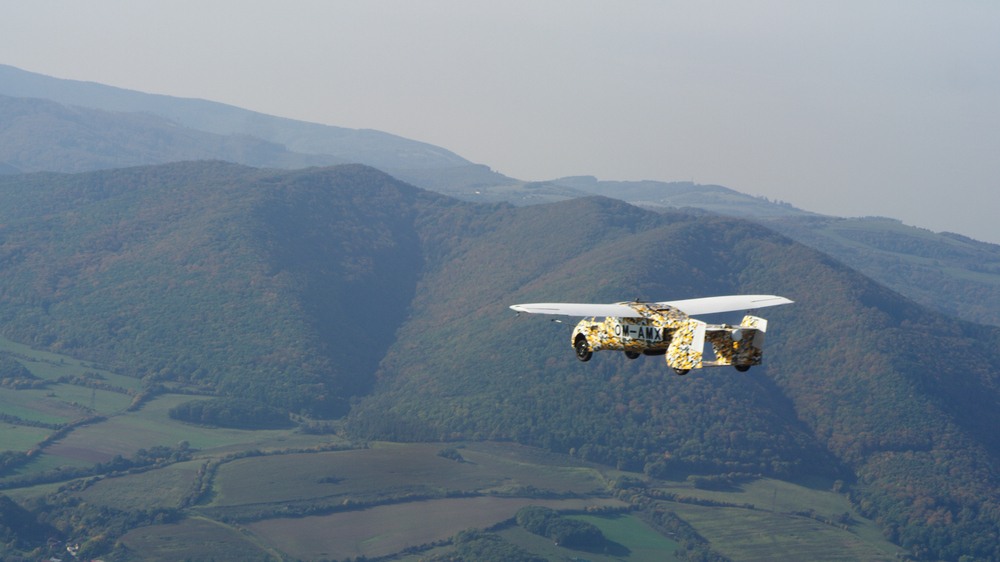 2 _2021_AeroMobil_Test_Flights_stills_Flying_beside_hills