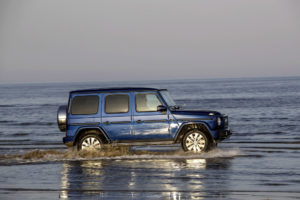 Mercedes-Benz G 500 der neuen G-Klasse der Baureihe 463 (Kraftstoffverbrauch kombiniert: 12,1–11,5 l/100 km; CO2-Emissionen kombiniert: 276–263 g/km*), brillantblau metallic, designo Leder Nappa espressobraun / schwarz. ;Kraftstoffverbrauch kombiniert: 11,5 l/100 km; CO2-Emissionen kombiniert: 263 g/km* Mercedes-Benz G 500 variant of the new G-Class model series 463 (combined fuel consumption: 12.1–11.5 l/100 km; combined CO2 emissions: 276–263 g/km*), brilliant blue metallic, designo nappa leather in espresso brown/black.;Fuel consumption combined: 11.5 l/100 km; Combined CO2 emissions: 263 g/km*