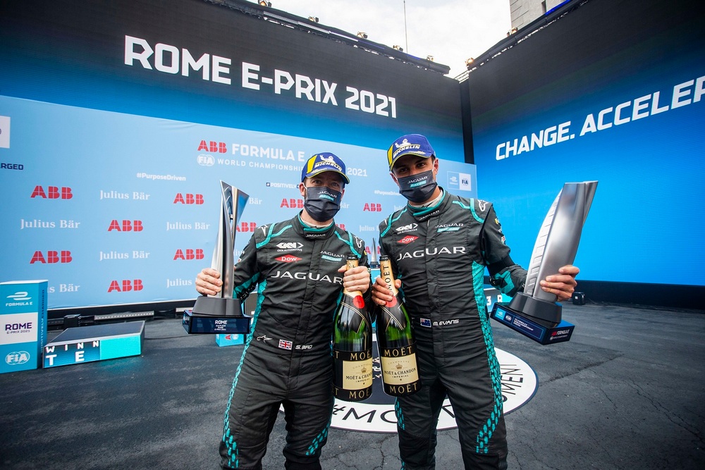 CIRCUITO CITTADINO DELL'EUR, ITALY - APRIL 10: Sam Bird (GBR), Jaguar Racing, 2nd position, and Mitch Evans (NZL), Jaguar Racing, 3rd position, celebrate with their trophies and Champagne during the Rome ePrix I at Circuito Cittadino dell'EUR on Saturday April 10, 2021 in Rome, Italy. (Photo by Andrew Ferraro / LAT Images)