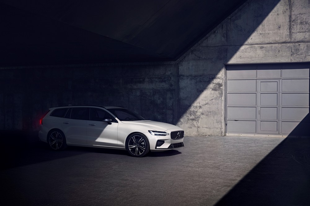 V60 R-Design, in Crystal White Pearl