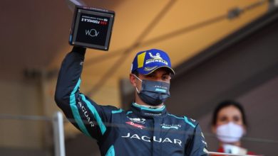 CIRCUIT DE MONACO, MONACO - MAY 08: Mitch Evans (NZL), Jaguar Racing, 3rd position, with his trophy on the podium during the Monaco E-Prix at Circuit de Monaco on Saturday May 08, 2021 in Monte Carlo, Monaco. (Photo by Simon Galloway / LAT Images)