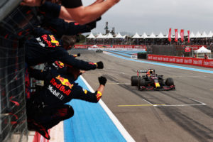 LE CASTELLET, FRANCE - JUNE 20: Red Bull Racing team members celebrate on the pitwall as Max Verstappen of the Netherlands driving the (33) Red Bull Racing RB16B Honda crosses the finish line to win during the F1 Grand Prix of France at Circuit Paul Ricard on June 20, 2021 in Le Castellet, France. (Photo by Mark Thompson/Getty Images) // Getty Images / Red Bull Content Pool  // SI202106200412 // Usage for editorial use only //