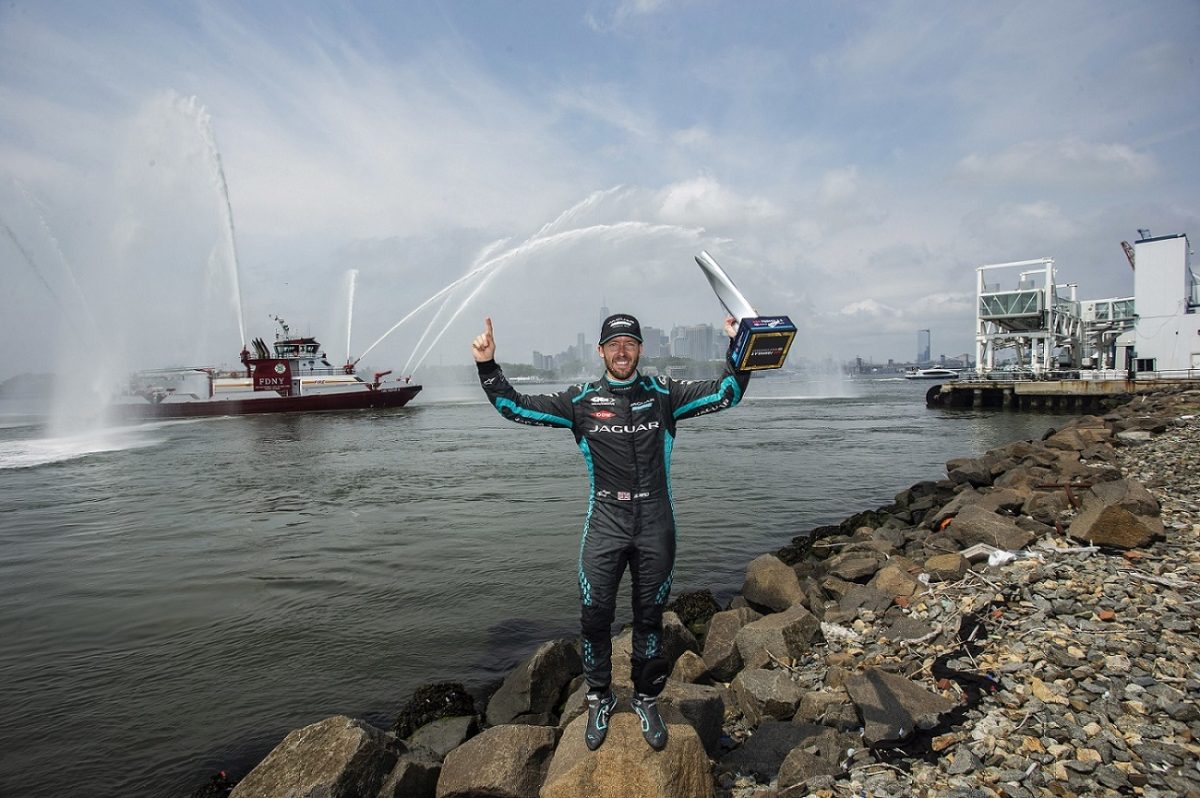 BROOKLYN STREET CIRCUIT, UNITED STATES OF AMERICA - JULY 11: Sam Bird (GBR), Jaguar Racing, 1st position, celebrates on the shores of the Husdson River with his trophy during the New York City E-Prix II at Brooklyn Street Circuit on Sunday July 11, 2021 in New York City, United States of America. (Photo by Andrew Ferraro / LAT Images)