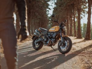 2 MY22_DucatiScrambler_1100TributePro_038_UC342888_High