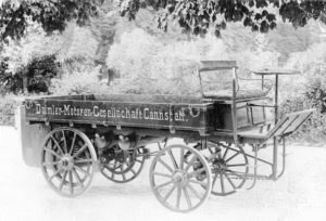 Oben: Daimler-Lastwagen mit Zweizylinder-Phönixmotor, der vorne untergebracht ist, 1898. Unten: Der erste Daimler-Motor-Lastwagen, bei dem der Motor noch am Heck angebracht ist, 1896.   Above: Daimler with two-cylinder Phoenix engine installed at the front, 1898. Below: The first motorized Daimler truck with the engine still installed in the rear, 1896.