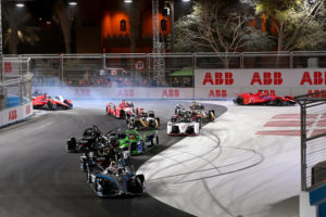 RIYADH STREET CIRCUIT, SAUDI ARABIA - JANUARY 29: ABB FIA Formula E World Championship Nyck de Vries (NLD), Mercedes Benz EQ, EQ Silver Arrow 02 Leads the start during the Diriyah ePrix II at Riyadh Street Circuit on Saturday January 29, 2022 in Riyadh, Saudi Arabia. (Photo by Sam Bagnall / LAT Images)