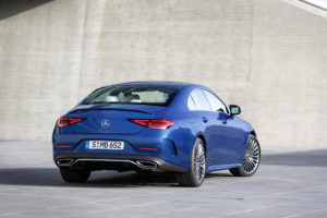 Mercedes-Benz CLS Coupé; Exterieur: spektralblau metallic, AMG Line; Interieur: designo Nappaleder Exclusiv in tiefweiß/schwarz, Holz hochglänzend grau, AMG Line, designo Lenkrad zweifarbig in Leder Nappa Mercedes-Benz CLS Coupé; exterior: spectral blue metallic, AMG line; interior: designo nappa leather exclusive in deep white/black, high-gloss grey wood trim, AMG line, designo two-tone steering wheel in nappa leather