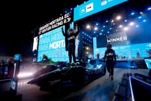 RIYADH STREET CIRCUIT, SAUDI ARABIA - JANUARY 29: Edoardo Mortara (CHE), ROKiT Venturi Racing, Silver Arrow 02 , 1st position during the Diriyah ePrix II at Riyadh Street Circuit on Saturday January 29, 2022 in Riyadh, Saudi Arabia. (Photo by Sam Bloxham / LAT Images)