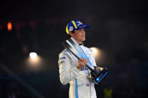 RIYADH STREET CIRCUIT, SAUDI ARABIA - JANUARY 28: Nyck de Vries (NLD), Mercedes Benz EQ, EQ Silver Arrow 02 , 1st position during the Diriyah ePrix I at Riyadh Street Circuit on Friday January 28, 2022 in Riyadh, Saudi Arabia. (Photo by Sam Bagnall / LAT Images)