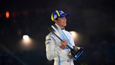 RIYADH STREET CIRCUIT, SAUDI ARABIA - JANUARY 28: Nyck de Vries (NLD), Mercedes Benz EQ, EQ Silver Arrow 02 , 1st position during the Diriyah ePrix I at Riyadh Street Circuit on Friday January 28, 2022 in Riyadh, Saudi Arabia. (Photo by Sam Bagnall / LAT Images)