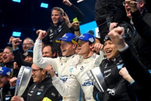RIYADH STREET CIRCUIT, SAUDI ARABIA - JANUARY 28: Nyck de Vries (NLD), Mercedes Benz EQ, EQ Silver Arrow 02 Stoffel Vandoorne (BEL), Mercedes Benz EQ, EQ Silver Arrow 02 1sy , 2nd position during the Diriyah ePrix I at Riyadh Street Circuit on Friday January 28, 2022 in Riyadh, Saudi Arabia. (Photo by Sam Bagnall / LAT Images)