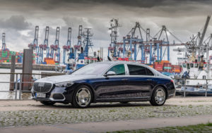 Mercedes-Maybach S 580 4MATIC (Kraftstoffverbrauch kombiniert (NEFZ): 10,9-10,2 l/100 km,  CO2-Emissionen kombiniert: 248-233 g/km); Exterieur: nautikblau metallic/hightechsilber metallic; Interieur: Leder Exklusiv Nappa Maybach silbergrau/schwarz;Kraftstoffverbrauch kombiniert (NEFZ): 10,9-10,2 l/100 km,  CO2-Emissionen kombiniert: 248-233 g/km *  Mercedes- Maybach S 580 4MATIC (combined fuel consupmtion (NEDC): 10.9-10.2 l/100 km, combined CO2-emissions: 322-233 g/km); exterior: nautical blue metallic/hightech silver metallic; interior: Maybach Exclusive nappa leather silver grey/black;Combined fuel consupmtion (NEDC): 10.9-10.2 l/100 km, combined CO2-emissions: 322-233 g/km *