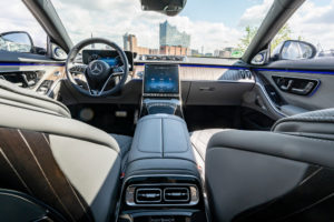Mercedes-Maybach S 580 4MATIC (Kraftstoffverbrauch kombiniert (NEFZ): 10,9-10,2 l/100 km,  CO2-Emissionen kombiniert: 248-233 g/km); Exterieur: nautikblau metallic/hightechsilber metallic; Interieur: Leder Exklusiv Nappa Maybach silbergrau/schwarz;Kraftstoffverbrauch kombiniert (NEFZ): 10,9-10,2 l/100 km,  CO2-Emissionen kombiniert: 248-233 g/km *  Mercedes- Maybach S 580 4MATIC (combined fuel consupmtion (NEDC): 10.9-10.2 l/100 km, combined CO2-emissions: 322-233 g/km); exterior: nautical blue metallic/hightech silver metallic; interior: Maybach Exclusive nappa leather silver grey/black;Combined fuel consupmtion (NEDC): 10.9-10.2 l/100 km, combined CO2-emissions: 322-233 g/km *