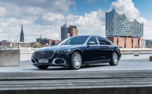Mercedes-Maybach S 580 4MATIC (Kraftstoffverbrauch kombiniert (NEFZ): 10,9-10,2 l/100 km,  CO2-Emissionen kombiniert: 248-233 g/km); Exterieur: nautikblau metallic/hightechsilber metallic; Interieur: Leder Exklusiv Nappa Maybach silbergrau/schwarz;Kraftstoffverbrauch kombiniert (NEFZ): 10,9-10,2 l/100 km,  CO2-Emissionen kombiniert: 248-233 g/km *  Mercedes- Maybach S 580 4MATIC (combined fuel consupmtion (NEDC): 10.9-10.2 l/100 km, combined CO2-emissions: 322-233 g/km); exterior: nautical blue metallic/hightech silver metallic; interior: Maybach Exclusive nappa leather silver grey/black;Combined fuel consupmtion (NEDC): 10.9-10.2 l/100 km, combined CO2-emissions: 322-233 g/km *