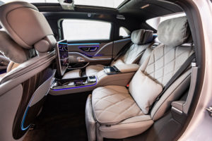 Mercedes-Maybach S 580 4MATIC (Kraftstoffverbrauch kombiniert (NEFZ): 10,9-10,2 l/100 km,  CO2-Emissionen kombiniert: 248-233 g/km); Exterieur: nautikblau metallic/hightechsilber metallic; Interieur: Leder Exklusiv Nappa Maybach silbergrau/schwarz;Kraftstoffverbrauch kombiniert (NEFZ): 10,9-10,2 l/100 km,  CO2-Emissionen kombiniert: 248-233 g/km *  Mercedes- Maybach S 580 4MATIC (combined fuel consupmtion (NEDC): 10.9-10.2 l/100 km, combined CO2-emissions: 322-233 g/km); exterior: nautical blue metallic/hightech silver metallic; interior: Maybach Exclusive nappa leather silver grey/black;Combined fuel consupmtion (NEDC): 10.9-10.2 l/100 km, combined CO2-emissions: 322-233 g/km *