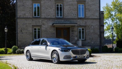 Mercedes-Maybach S 680 4MATIC (Kraftstoffverbrauch kombiniert (NEFZ): 14,1-13,3 l/100 km; CO2-Emissionen kombiniert: 322-305 g/km); Exterieur: designio diamantweiß bright/obsidianschwarz metallic, Interieur: Leder Exclusic Nappa Maybach kristallweiß/silbergrau pearl;Kraftstoffverbrauch kombiniert (NEFZ): 14,1-13,3 l/100 km; CO2-Emissionen kombiniert: 322-305 g/km * Mercedes-Maybach S 680 4MATIC (combined fuel consumption (NEDC): 14.1-13.3 l/100 km; combined CO2 emissions: 322-305 g/km); exterior: designo diamond white bright/obsidian black metallic; interior: Maybach Exclusive nappa leather crystal white/silver grey pearl;Combined fuel consumption (NEDC): 14.1-13.3 l/100 km; combined CO2 emissions: 322-305 g/km *