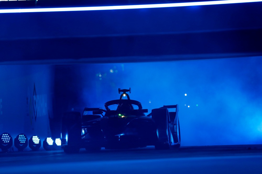 RIYADH STREET CIRCUIT, SAUDI ARABIA - JANUARY 29: Edoardo Mortara (CHE), ROKiT Venturi Racing, Silver Arrow 02 , 1st position during the Diriyah ePrix II at Riyadh Street Circuit on Saturday January 29, 2022 in Riyadh, Saudi Arabia. (Photo by Sam Bloxham / LAT Images)