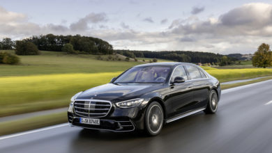 Mercedes-Benz S 580 e (Kraftstoffverbrauch kombiniert, gewichtet (WLTP): 1,0-0,6l/100 km, CO2-Emissionen kombiniert: 22-15 g/km, Stromverbrauch kombiniert, gewichtet: 24,8-20,7 kWh/100 km); Exterieur: Onyxschwarz, AMG Line; Interieur: Leder Exklusiv macciatobeige/magmagrau;Kraftstoffverbrauch kombiniert, gewichtet (WLTP): 1,0-0,6l/100 km, CO2-Emissionen kombiniert: 22-15 g/km, Stromverbrauch kombiniert, gewichtet: 24,8-20,7 kWh/100 km* Mercedes-Benz S 580 e (combined fuel consumption, weighted (WLTP): 1.0-0.6 l/100 km, combined CO2 emissions: 22-15 g/km; combined power consumption, weighted: 24.8-20.7 kWh/100 km); exterior: onyx black, AMG Line; interior: leather exclusive macchiato beige/magma grey;Combined fuel consumption, weighted (WLTP): 1.0-0.6 l/100 km, combined CO2 emissions: 22-15 g/km; combined power consumption, weighted: 24.8-20.7 kWh/100 km*