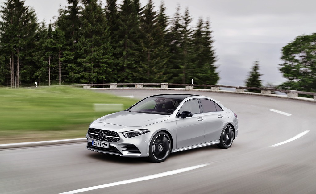 Mercedes-Benz A-Klasse Limousine, Iridiumsilber, Interieur: AMG Line schwarz, Artico Dinamica schwarz Mercedes-Benz A-Class Sedan, Iridium silver, Interior: AMG Line black, Artico / dinamica microfibre black