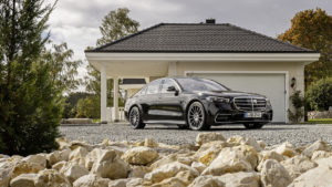 Mercedes-Benz S 580 e 4MATIC (Kraftstoffverbrauch kombiniert, gewichtet: 1,0-0,7 l/100 km; CO2-Emissionen kombiniert, gewichtet: 23-16 g/km; Stromverbrauch kombiniert, gewichtet: 25,5-21,9 kWh/100 km); Exterieur: Onyxschwarz, AMG Line; Interieur: Leder Exklusiv macciatobeige/magmagrau;Kraftstoffverbrauch kombiniert, gewichtet: 1,0-0,7 l/100 km; CO2-Emissionen kombiniert, gewichtet: 23-16 g/km; Stromverbrauch kombiniert, gewichtet: 25,5-21,9 kWh/100 km*  Mercedes-Benz S 580 e 4MATIC (combined fuel consumption, weighted: 1.0-0.7 l/100 km; combined CO2 emissions, weighted: 23-16 g/km; combined electric energy consumption, weighted: 25.5-21.9 kWh/100 km); exterior: onyx black, AMG Line; interior: leather exclusive macchiato beige/magma grey;Combined fuel consumption, weighted: 1.0-0.7 l/100 km; combined CO2 emissions, weighted: 23-16 g/km; combined electric energy consumption, weighted: 25.5-21.9 kWh/100 km*