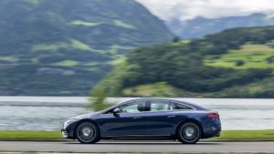 EQS 450+ (Stromverbrauch kombiniert (NEFZ): 18,9-16,2 kWh/100 km; CO2-Emissionen: 0 g/km); Exterieur: sodalithblau; Interieur: Leder exclusiv;Stromverbrauch kombiniert (NEFZ): 18,9-16,2 kWh/100 km; CO2-Emissionen: 0 g/km* EQS 450+ (combined electrical consumption (NEDC): 18.9-16.2 kWh/100 km; CO2 emissions: 0 g/km); exterior: sodalith blue; interior: leather exclusive;Combined electrical consumption (NEDC): 18.9-16.2 kWh/100 km; CO2 emissions: 0 g/km*
